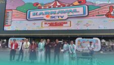 Pj Sekda Achmad Imam Fauzi saat menghadiri acara Karnaval SCTV di Alun-alun Jember (Foto: Sigit/Frensia). 