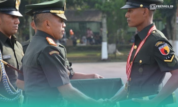 Prosesi penanggalan pangkat siswa dan penyematan pangkat Bintara (Foto: Penerangan Kodim 0824/Jember). 