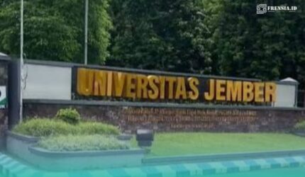 Tampak depan papan nama kampus Universitas Jember (UNEJ) (Foto: Istimewa).