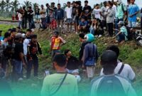 Korban yang dikerumuni warga saat setelah tertemper KA Sangkuriang di Kecamatan Pakusari, Jember (Foto: Istimewa). 