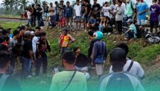 Korban yang dikerumuni warga saat setelah tertemper KA Sangkuriang di Kecamatan Pakusari, Jember (Foto: Istimewa). 