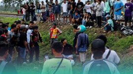 Korban yang dikerumuni warga saat setelah tertemper KA Sangkuriang di Kecamatan Pakusari, Jember (Foto: Istimewa). 