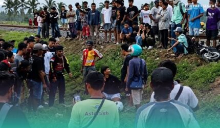 Korban yang dikerumuni warga saat setelah tertemper KA Sangkuriang di Kecamatan Pakusari, Jember (Foto: Istimewa).