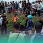 Korban yang dikerumuni warga saat setelah tertemper KA Sangkuriang di Kecamatan Pakusari, Jember (Foto: Istimewa). 