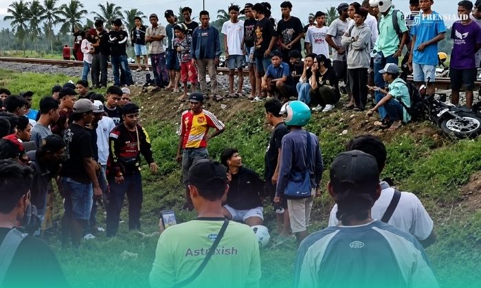 Korban yang dikerumuni warga saat setelah tertemper KA Sangkuriang di Kecamatan Pakusari, Jember (Foto: Istimewa). 