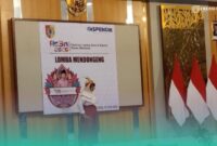 Salah satu peserta dalam penampilan lomba mendongeng di Aula Graha Wiyata Mandala Dispendik Jember (Foto: Fadli/Frensia). 