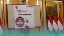 Salah satu peserta dalam penampilan lomba mendongeng di Aula Graha Wiyata Mandala Dispendik Jember (Foto: Fadli/Frensia). 