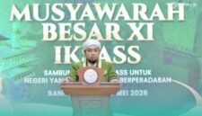 Pengasuh Pondok Pesantren Salafiyah Syafi’iyah Sukorejo, K.H.R. Ahmad Azaim (Foto: Istimewa). 