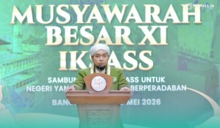 Pengasuh Pondok Pesantren Salafiyah Syafi’iyah Sukorejo, K.H.R. Ahmad Azaim (Foto: Istimewa).