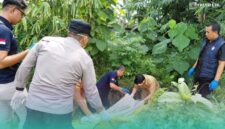 Pihak Kepolisian dari Tim Inafis saat melakukan evakuasi mayat lansia (Foto: Istimewa).