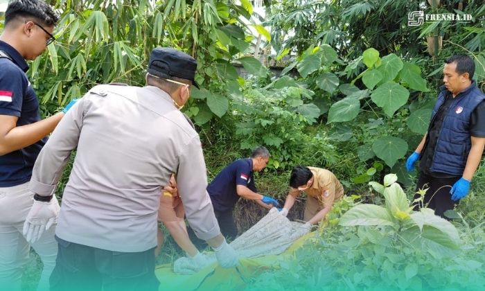 Pihak Kepolisian dari Tim Inafis saat melakukan evakuasi mayat lansia (Foto: Istimewa). 