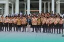 Prof. Mohammad Nuh, bersama Kwarda Gerakan Pramuka Jawa Timur saat prosesi penyebaran bibit di  38 Kwarcab (Foto: Fadli/Frensia). 