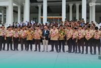 Prof. Mohammad Nuh, bersama Kwarda Gerakan Pramuka Jawa Timur saat prosesi penyebaran bibit di  38 Kwarcab (Foto: Fadli/Frensia). 