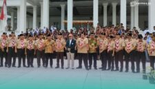 Prof. Mohammad Nuh, bersama Kwarda Gerakan Pramuka Jawa Timur saat prosesi penyebaran bibit di 38 Kwarcab (Foto: Fadli/Frensia).