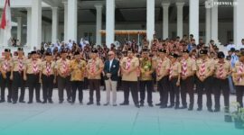 Prof. Mohammad Nuh, bersama Kwarda Gerakan Pramuka Jawa Timur saat prosesi penyebaran bibit di  38 Kwarcab (Foto: Fadli/Frensia). 