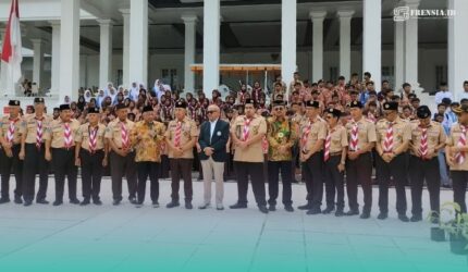 Prof. Mohammad Nuh, bersama Kwarda Gerakan Pramuka Jawa Timur saat prosesi penyebaran bibit di 38 Kwarcab (Foto: Fadli/Frensia).