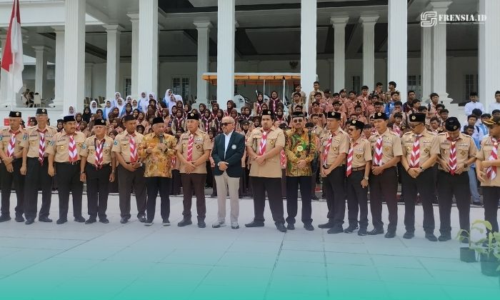 Prof. Mohammad Nuh, bersama Kwarda Gerakan Pramuka Jawa Timur saat prosesi penyebaran bibit di  38 Kwarcab (Foto: Fadli/Frensia). 
