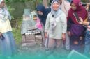  Ketua Forum Bank Sampah Jember, Susiyatik saat melakukan sosialisasi pengolahan sampah pada warga setempat (Foto: Dok. Pribadi). 