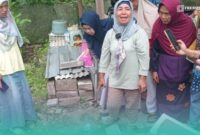  Ketua Forum Bank Sampah Jember, Susiyatik saat melakukan sosialisasi pengolahan sampah pada warga setempat (Foto: Dok. Pribadi). 