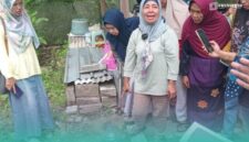  Ketua Forum Bank Sampah Jember, Susiyatik saat melakukan sosialisasi pengolahan sampah pada warga setempat (Foto: Dok. Pribadi). 
