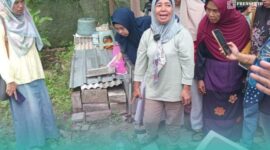  Ketua Forum Bank Sampah Jember, Susiyatik saat melakukan sosialisasi pengolahan sampah pada warga setempat (Foto: Dok. Pribadi). 
