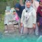  Ketua Forum Bank Sampah Jember, Susiyatik saat melakukan sosialisasi pengolahan sampah pada warga setempat (Foto: Dok. Pribadi). 