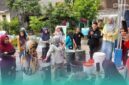 Ketua Forum Bank Sampah Jember, Susiyatik, saat melakukan sosialisasi pengolahan sampah pada warga setempat (Foto: Dok. Pribadi). 