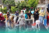 Ketua Forum Bank Sampah Jember, Susiyatik, saat melakukan sosialisasi pengolahan sampah pada warga setempat (Foto: Dok. Pribadi). 