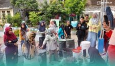 Ketua Forum Bank Sampah Jember, Susiyatik, saat melakukan sosialisasi pengolahan sampah pada warga setempat (Foto: Dok. Pribadi). 