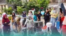 Ketua Forum Bank Sampah Jember, Susiyatik, saat melakukan sosialisasi pengolahan sampah pada warga setempat (Foto: Dok. Pribadi). 