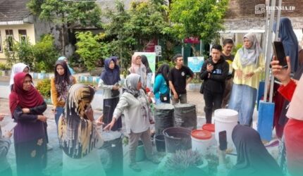 Ketua Forum Bank Sampah Jember, Susiyatik, saat melakukan sosialisasi pengolahan sampah pada warga setempat (Foto: Dok. Pribadi).
