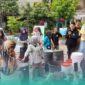 Ketua Forum Bank Sampah Jember, Susiyatik, saat melakukan sosialisasi pengolahan sampah pada warga setempat (Foto: Dok. Pribadi). 