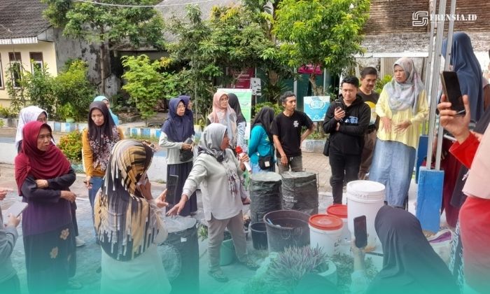 Ketua Forum Bank Sampah Jember, Susiyatik, saat melakukan sosialisasi pengolahan sampah pada warga setempat (Foto: Dok. Pribadi). 
