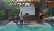 Petugas Imigrasi TPI Kelas I saat sosialisasi layanan Jempol Asing (Foto: Istimewa). 