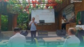 Petugas Imigrasi TPI Kelas I saat sosialisasi layanan Jempol Asing (Foto: Istimewa). 
