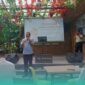 Petugas Imigrasi TPI Kelas I saat sosialisasi layanan Jempol Asing (Foto: Istimewa). 