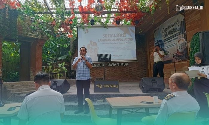 Petugas Imigrasi TPI Kelas I saat sosialisasi layanan Jempol Asing (Foto: Istimewa). 