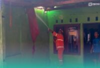 Petugas Damkar Jember  saat melakukan pemadaman di lokasi kebakaran (Foto: Istimewa). 
