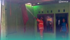Petugas Damkar Jember  saat melakukan pemadaman di lokasi kebakaran (Foto: Istimewa). 