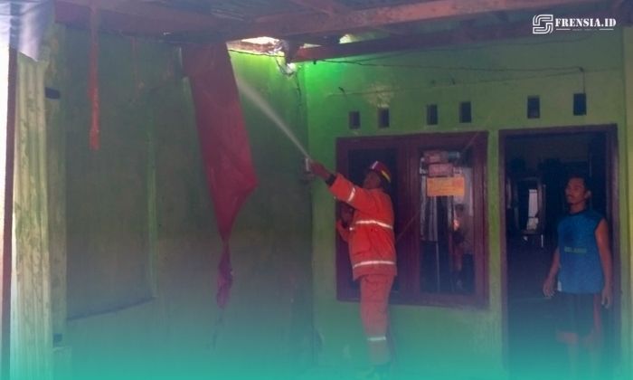 Petugas Damkar Jember  saat melakukan pemadaman di lokasi kebakaran (Foto: Istimewa). 