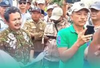 Sejumlah warga Desa Ampel, Kecamatan Wuluhan, Jember, saat memprotes ahli waris tanah Ibu Tampina (Foto: Istimewa). 