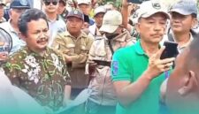 Sejumlah warga Desa Ampel, Kecamatan Wuluhan, Jember, saat memprotes ahli waris tanah Ibu Tampina (Foto: Istimewa).