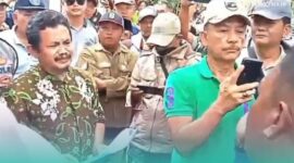 Sejumlah warga Desa Ampel, Kecamatan Wuluhan, Jember, saat memprotes ahli waris tanah Ibu Tampina (Foto: Istimewa). 