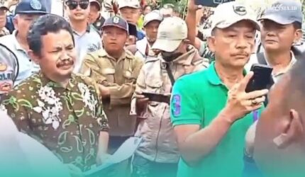 Sejumlah warga Desa Ampel, Kecamatan Wuluhan, Jember, saat memprotes ahli waris tanah Ibu Tampina (Foto: Istimewa).