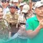 Sejumlah warga Desa Ampel, Kecamatan Wuluhan, Jember, saat memprotes ahli waris tanah Ibu Tampina (Foto: Istimewa). 