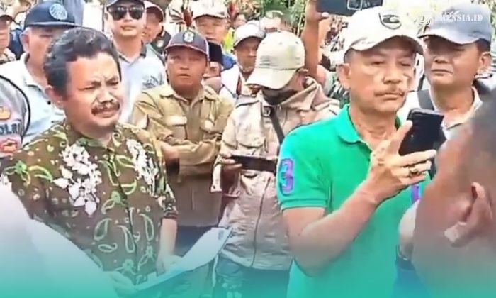 Sejumlah warga Desa Ampel, Kecamatan Wuluhan, Jember, saat memprotes ahli waris tanah Ibu Tampina (Foto: Istimewa). 