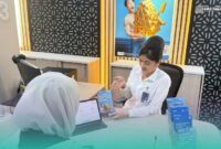 Teller Bank BRI saat melayani nasabah yang akan menabung emas (Foto: Havana Haniva untuk Frensia).