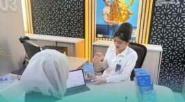 Teller Bank BRI saat melayani nasabah yang akan menabung emas (Foto: Havana Haniva untuk Frensia). 