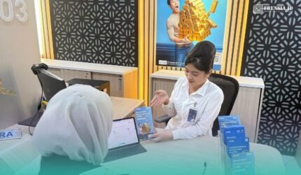 Teller Bank BRI saat melayani nasabah yang akan menabung emas (Foto: Havana Haniva untuk Frensia).