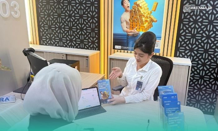 Teller Bank BRI saat melayani nasabah yang akan menabung emas (Foto: Havana Haniva untuk Frensia). 